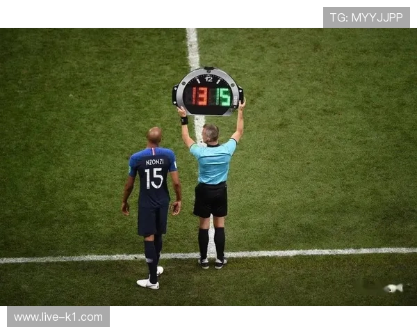 七人制足球规则中每队上场人数与换人次数如何规定