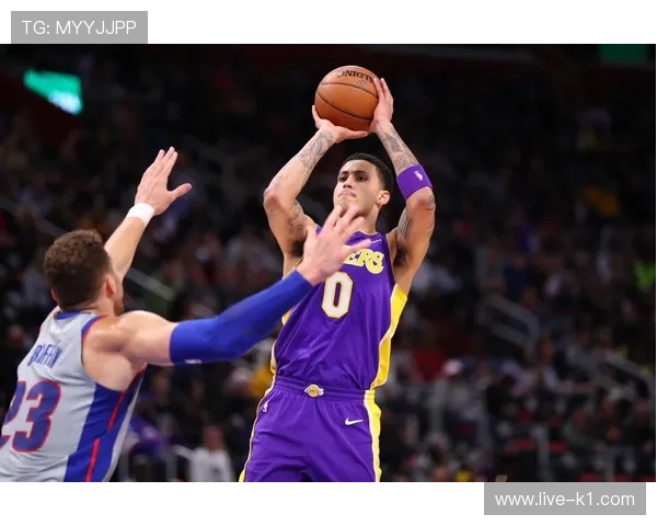 库兹马高效突破改变湖人进攻节奏，提升关键回合得分能力